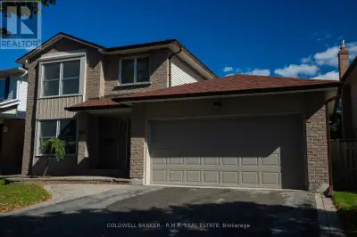 Welcome to 896 Roundelay Dr, located in the highly desirable North Oshawa area! This stunning brick...