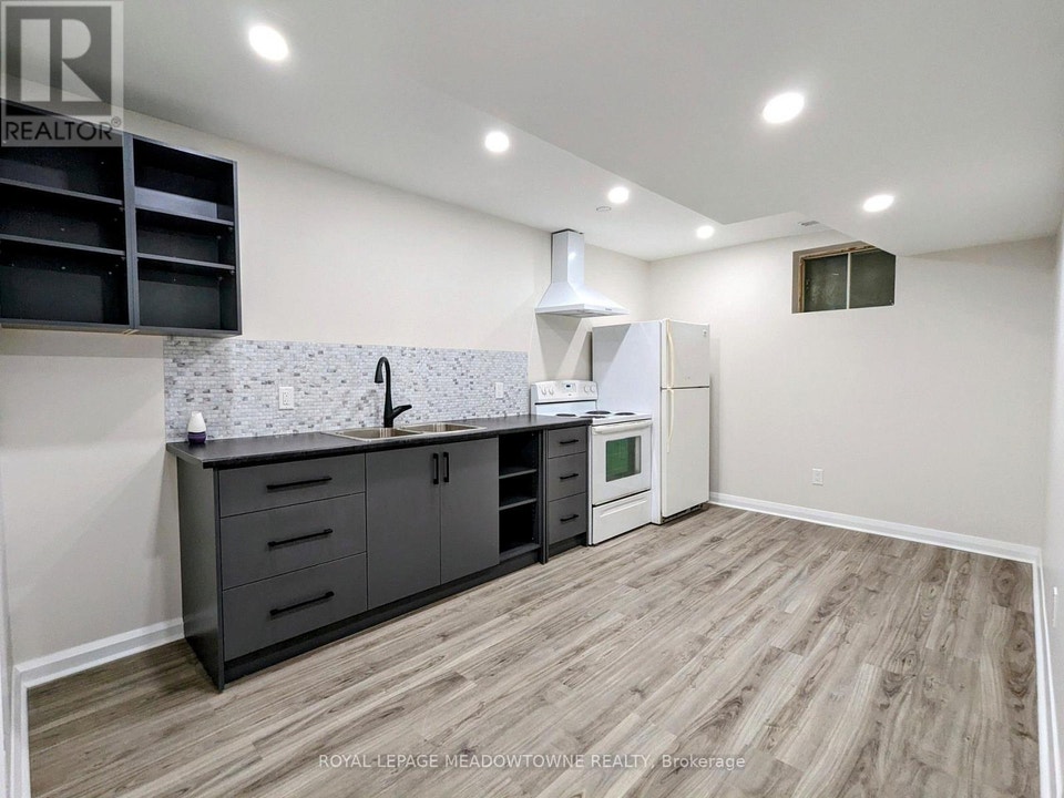 B - 737 BOTANY HILL CRESCENT Newmarket (Huron Heights-Leslie Val 3