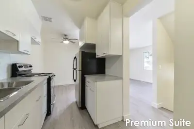 2 Bedroom Townhouse Premium - East Parkview Estates *Renovated S