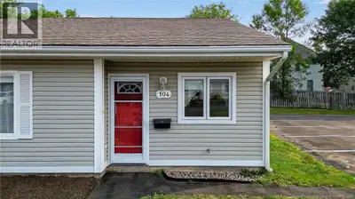 Welcome to convenient ONE LEVEL CONDO LIVING in this beautifully maintained 2-bedroom, 1-bathroom EN...