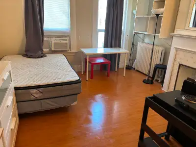 ANNEX BLoor Spadina steps to uoft UTILITIES ALL INCLUDED Large bright high ceiling spacious Students...