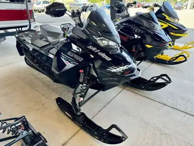 USED SKI DOO MXZ XRS 850 ETECH WITH 10,085 KM - READY FOR WHEN THE SNOW HITS! $8,499 + HST & LICENSI...