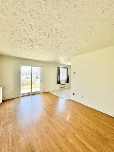 4 1/2 à Saint-Jean, stationnement inclus, dispo 1er août 2025