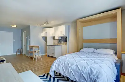 Appartement à aire ouverte entièrement meublé situé au cœur du Vieux-Québec, au coin de la rue Ste-A...