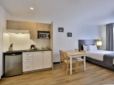 Studios Meublés à Louer à l'Hôtel Newstar Montréal (Aucun bail )