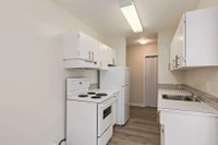 Amenities: Private Yard • Air Conditioning • Heat & Water Included Suite & Building: Spacious bachel... (image 7)