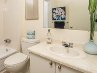 Set on ample, beautifully landscaped grounds in Ottawa South’s Herongate neighbourhood, Richlin Apar... (image 7)