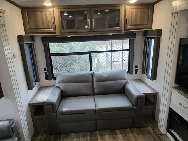 2022 Keystone RV Cougar Premium 355FBS in Travel Trailers & Campers in Penticton - Image 10