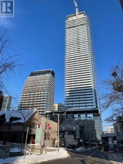 BEST LARGE STUDIO PLUS ON HIGHT FLOOR OVER LOOK YONGE AND BLOOR STREET GREAT VIEW LOTS OF GOOD FACIL...