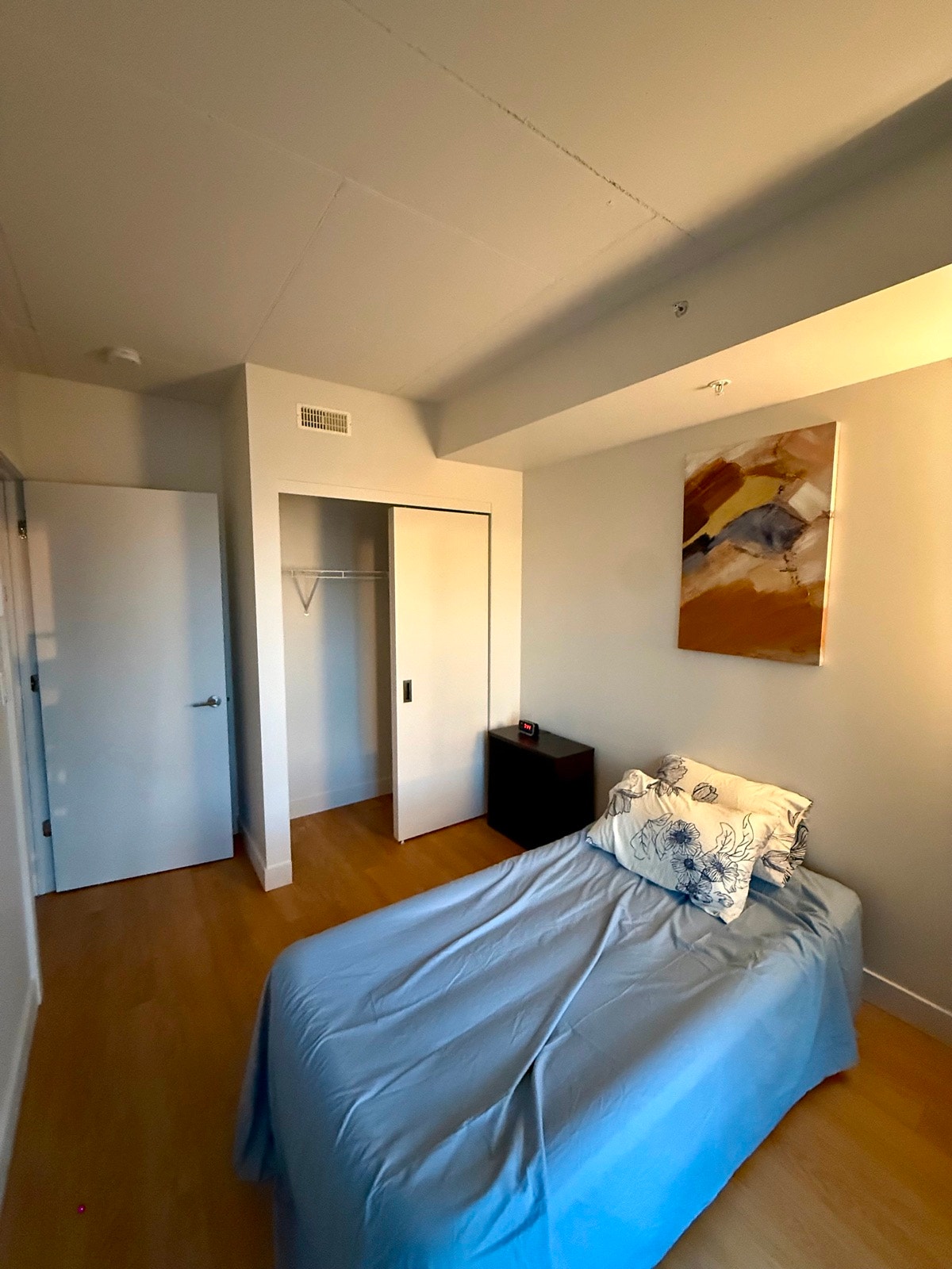 Furnished Room + Private Bathroom in Brossard – New Bed — photo 2