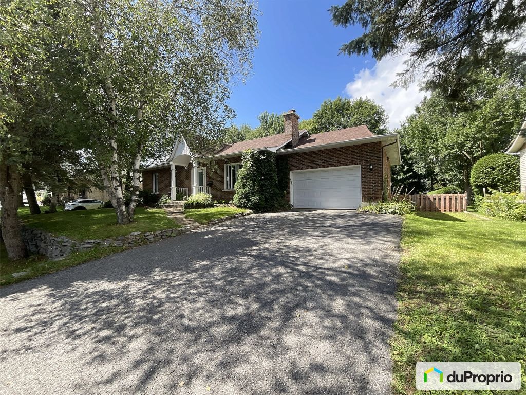 $569,000 - Bungalow for sale in St-Charles-Borromée — photo 1