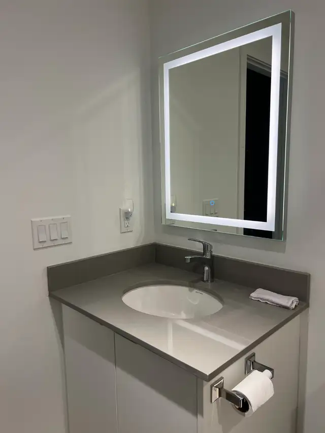 Cozy Private Room with bathroom in Ontario in Canada - Image 5