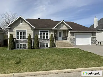 Grand bungalow plain-pied avec aire ouverte dans un secteur très paisible, situé dans un cul-de-sac....