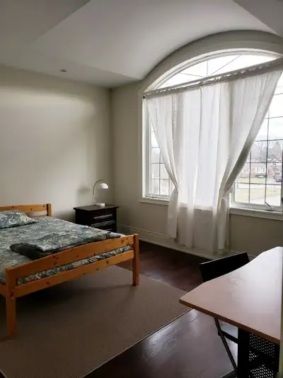 Beautiful large room in a welcoming quiet new house, in a prestigious environment located in Scarbor...