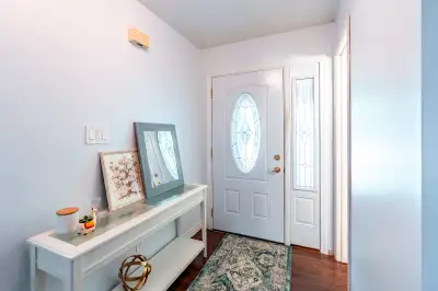 JUST LISTED LIST PRICE 499,900 4 TAMARACK COURT IN HESPELER CAMBRIDGE Home in the Heart of Hespeler....