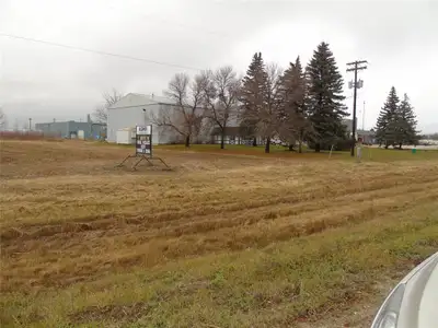 R17//Morris/VALUABLE VACANT COMMERCIAL LAND: 1.2 Acres, High Traffic, off PTH 75 in Morris just 20 m...