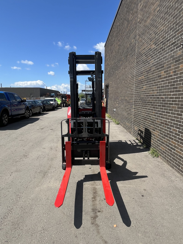 2018 Raymond DOUBLE DEEP REACH 3200LB cap side-shift charger Inc in Heavy Equipment in Mississauga / Peel Region - Image 4