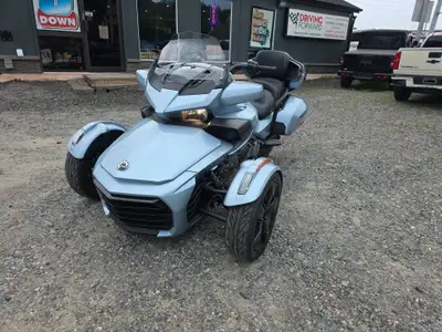 WOW, THIS BEAUTIFUL SPYDER F3 LIMITED IS BASICALLY BRAND NEW! FINANCING AVAILABLE, LOTS OF SUMMER LE...