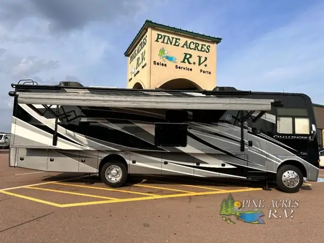 2022 Thor Motor Coach Challenger 35MQ only 6,310 Miles in RVs & Motorhomes in Moncton - Image 2