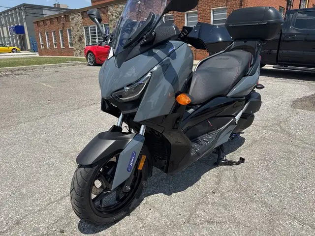 2022 Yamaha XMAX ~ YAMAHA XMAX ~ 300CC ~ COOL SCOOT ~ LOW KMS ~ in Street, Cruisers & Choppers in City of Toronto - Image 4