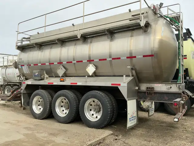 2013 TREMCAR 22215L Tri/A Stainless Steel Pup Tank Trailer in Heavy Equipment in St. Albert - Image 4