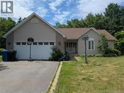 EXECUTIVE HOME LOCATED IN SQUIRE GREEN SUBDIVISION, SURROUNDED BY THE GOLF COURSE! PRIME LOCATION!!...