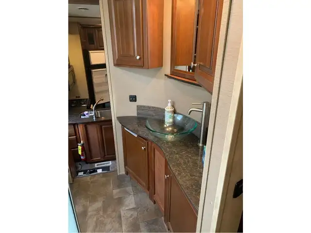 2014 Dutchmen Voltage V3200 TOY HAULER 36' OAL 10'GARAGE in Cargo & Utility Trailers in Guelph - Image 7