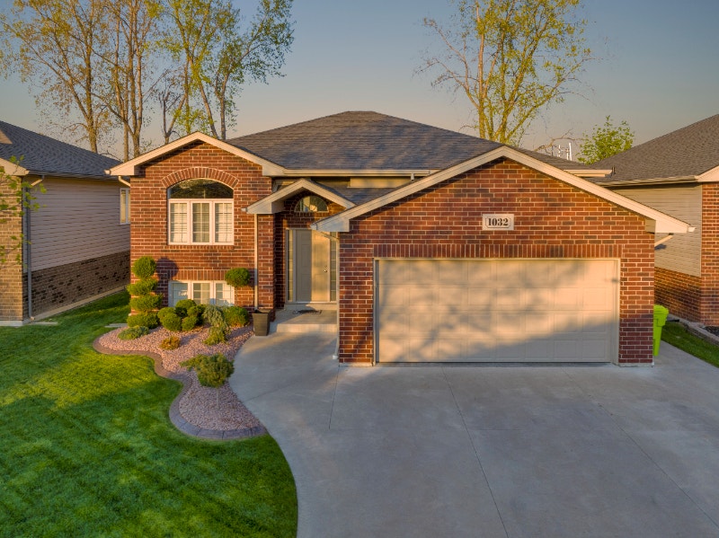 Amazing Home For Sale in East Riverside Houses for Sale Windsor