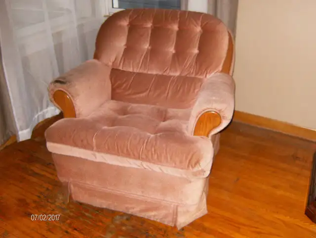 C  O  U  C     H--*CLEAN**+ (125)- +  Chair  $-45-to--day in Couches & Futons in Norfolk County - Image 3