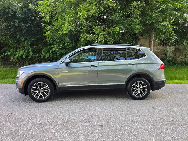 2018 Volkswagen Tiguan ComfortlinePanoramic Roof , Apple CarPlay