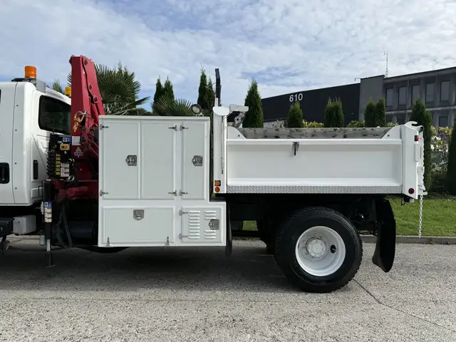2008 International DuraStar 4300 with Amco Veba Crane and 8 Foot in Heavy Trucks in Regina - Image 13