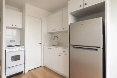 Renovated Bachelor, Dupont and Lansdowne - ID 3455