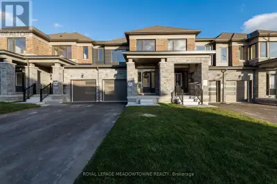 Welcome to this exquisite freehold townhouse in Barrie's highly sought-after Maple view neighbourhoo...