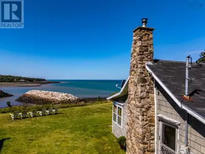 A summer cottage on the east bluff at Hampton! This setting has spectacular sunsets! Enjoy the summe...