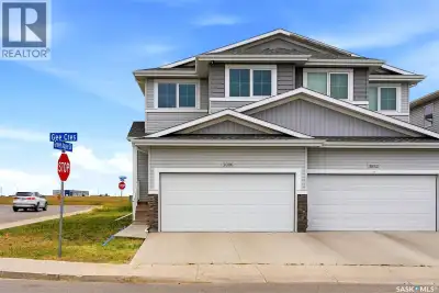 Welcome to 3886 Gee Crescent in the Greens on Gardiner. This nicely maintained, townhome offers 1,54...