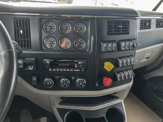 2025 PETERBILT 589 in Heavy Trucks in Saskatoon - Image 18