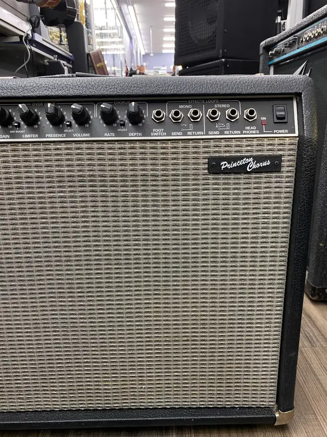 Fender PR82 Princeton Chorus Amp in Amps & Pedals in City of Toronto - Image 4