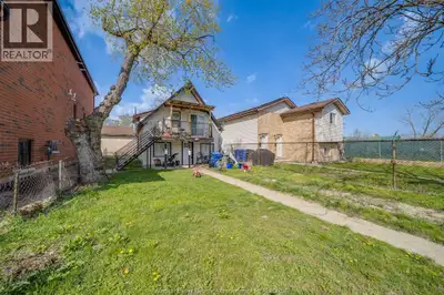Welcome to this well-maintained main floor unit offering 2 generous bedrooms and 1 full washroom. En...