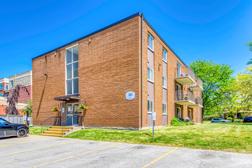 Henley and Cypress Gardens Apartments - 2 Bedroom Apartment for 5