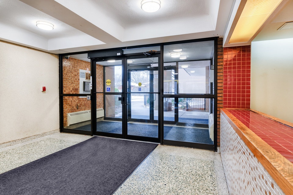 LARGE 2 BEDROOMS AVAILABLE NOW! INDOOR PARKING 5