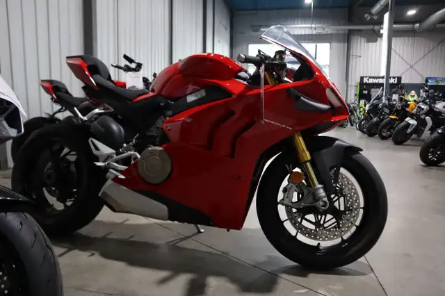 2020 Ducati Panigale V4 S Ducati Red in Sport Bikes in Edmonton - Image 4
