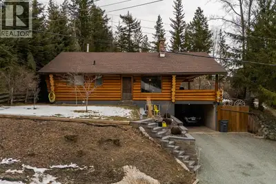 This immaculate 4 bedroom log home flaunts an amazing covered breezeway patio, super private yard, a...