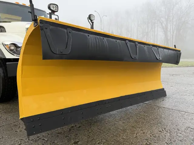 2016 International WorkStar 7400 14 Foot Dump Truck with 11 Foot in Heavy Trucks in Edmonton - Image 21