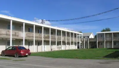 3 bedroom unit in central North Shore, 1 bath, fridge, stove, a/c, w/d hookups. Close to bus, North...
