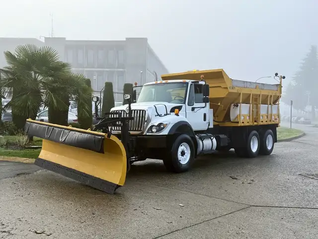 2016 International WorkStar 7400 14 Foot Dump Truck with 11 Foot in Heavy Trucks in Edmonton - Image 6