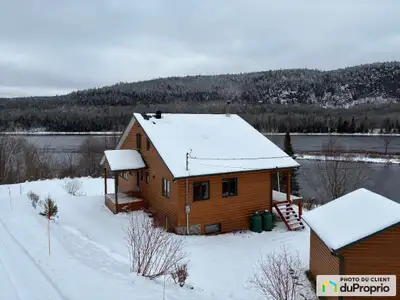 Situé à 1h15 de Trois-Rivières, cette habitation spacieuse est construite sur un immense terrain de...