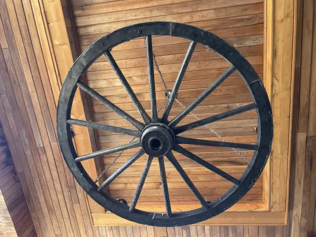 Vintage wagon wheel chandelier light in Indoor Lighting & Fans in City of Toronto - Image 3
