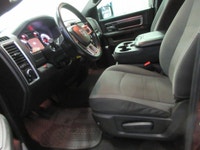 RAM 1500 2022 CLASSIC WARLOCK ÉDITION V-8 5.7 HEMI QUAD-CAB BOITE 6.4 PIEDS 4X4 MAGS 20 POUCES SUR P... (image 5)