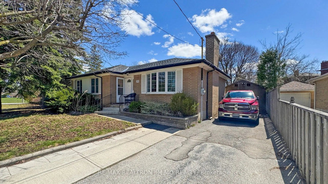 Richmond Hill Detached! Finished Basement, Quiet Street! in Houses for Sale in Markham / York Region