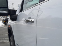 Engine: Duramax 6.6L Turbo-Diesel V8 B20-Diesel compatible L/100Km City: 0.0 L/100Km Hwy: 0.0 Safety... (image 7)